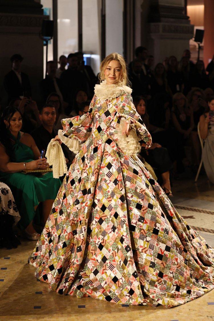 Gigi Hadid di runway Vogue World 2026. Foto: Dok. Getty via X @JustJared