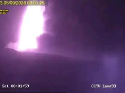 Gunung Anak Krakatau Erupsi