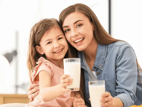 Ilustrasi konsumsi susu untuk anak