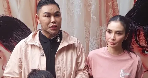 Ivan Gunawan dan Marsha Timothy dalam konferensi pers film Ibu Bagaimana Aku Tanpamu Ivan Gunawan dan Marsha Timothy dalam konferensi pers film Ibu Bagaimana Aku Tanpamu