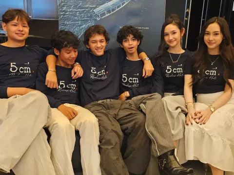 Jajaran cast film 5 CM Revolusi Hati