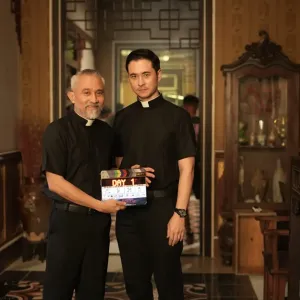 Jerome Kurnia dan Lukman Sardi saat proses produksi Kuasa Gelap 2