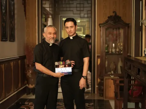 Jerome Kurnia dan Lukman Sardi saat proses produksi Kuasa Gelap 2