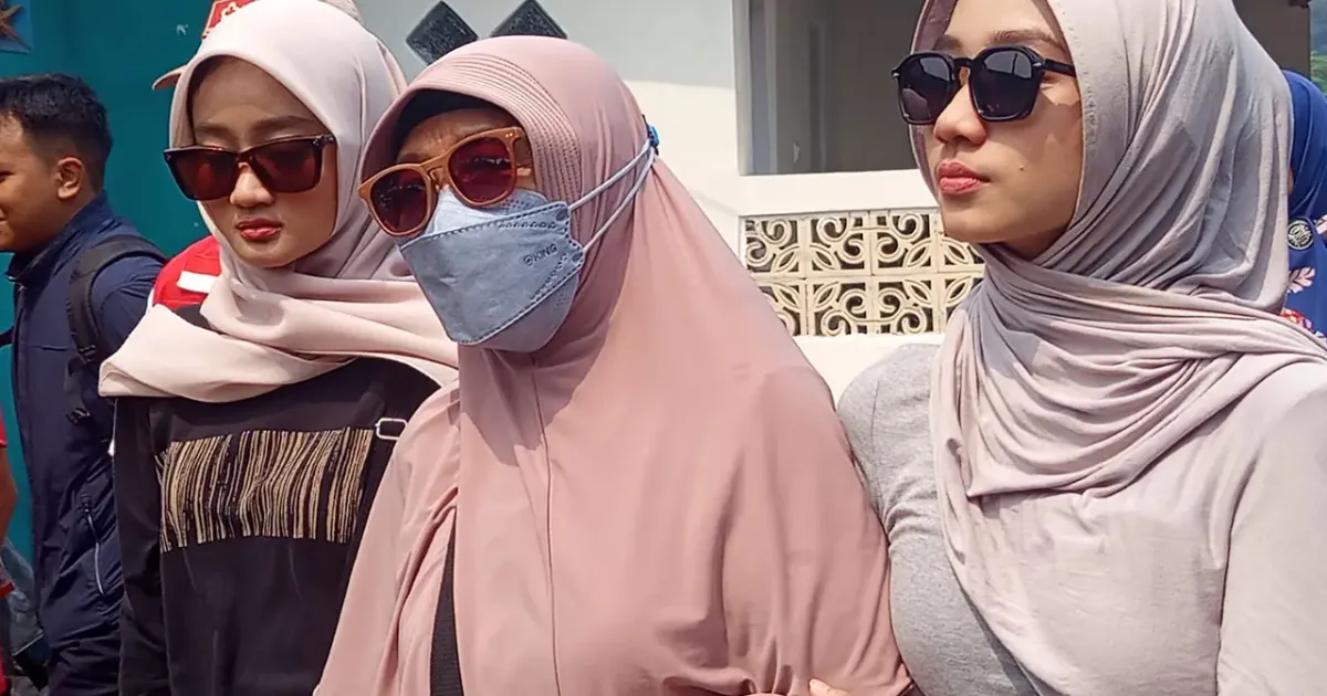 Juliasih ibu dari Yudistiro Pranoto didampingi anak-anaknya
