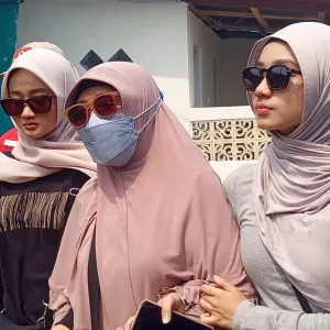 Juliasih ibu dari Yudistiro Pranoto didampingi anak-anaknya