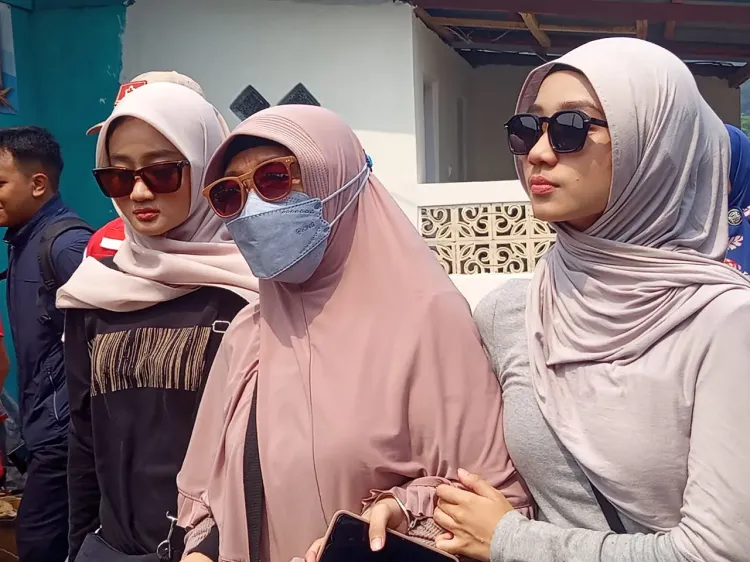 Juliasih ibu dari Yudistiro Pranoto didampingi anak-anaknya