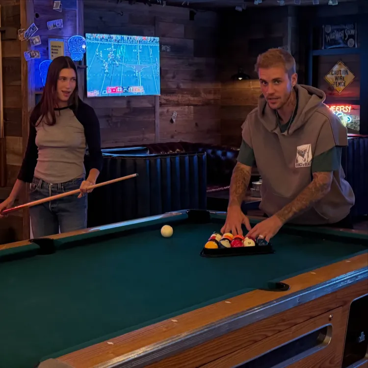 Justin dan Hailey bermain billiard. Foto: Dok. Instagram @lilbieber