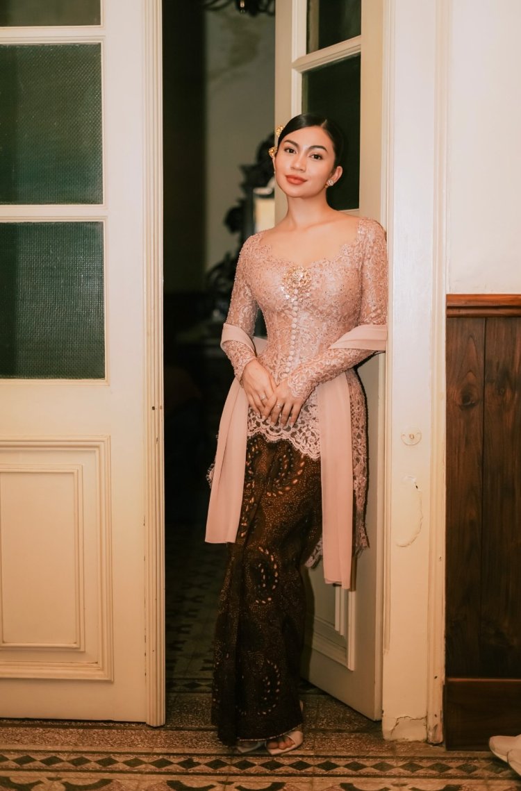 Kebaya Ariel Tatum (2) Perpaduan kebaya modern dengan batik sogan tulis. Foto: Dok. Instagram @didietmaulana