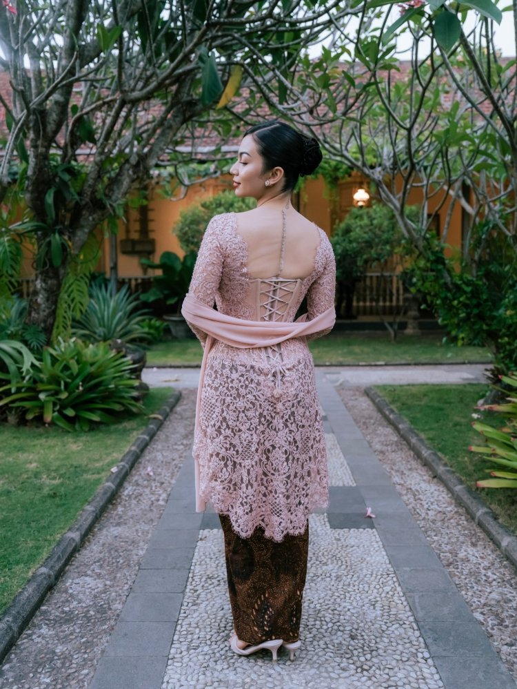 Kebaya Ariel Tatum (3) Detail tali satin pada bagian punggung kebaya. Foto: Dok. Instagram @didietmaulana