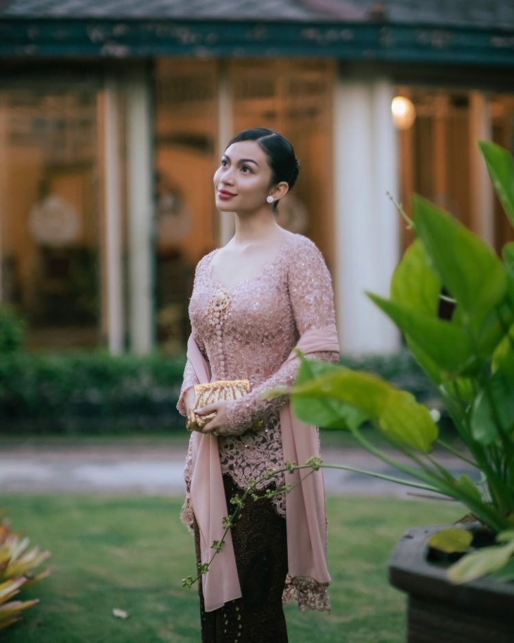 Ariel Tatum memilih clutch bernuansa emas yang menambah kesan elegan. Foto: Dok. Instagram @didietmaulana