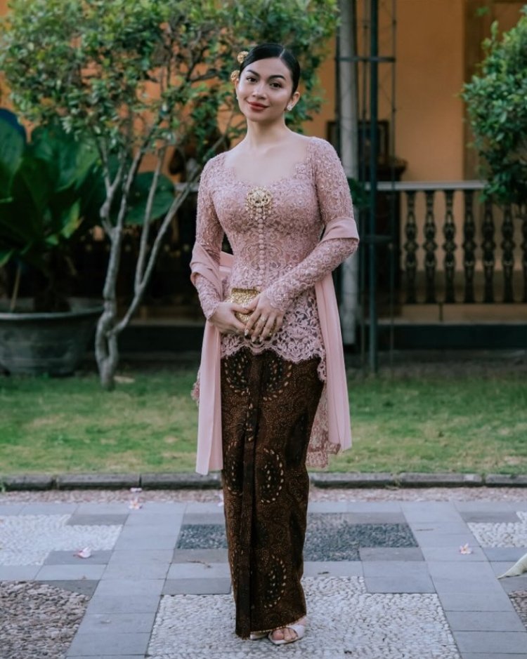 Kebaya Ariel Tatum Ariel Tatum mengenakan kebaya rancangan Didiet Maulana. Foto: Dok. Instagram @didietmaulana