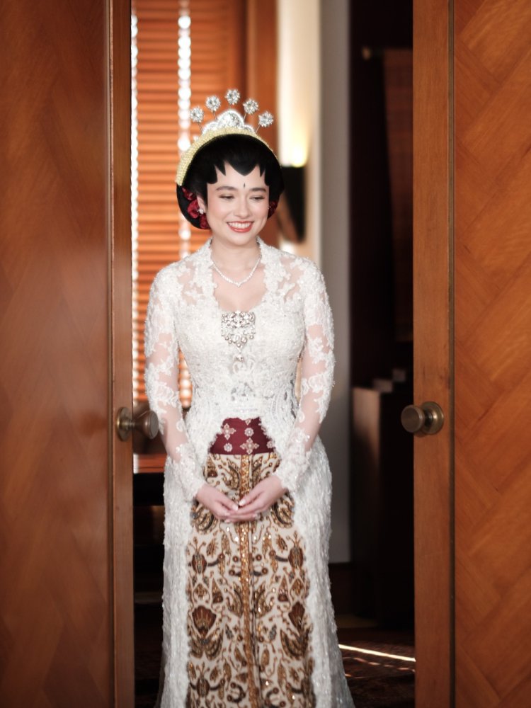 Kebaya pengantin Amanda Rigby Kebaya Amanda Rigby rancangan Didiet Maulana. Foto: Dok. Instagram @leoafandi_