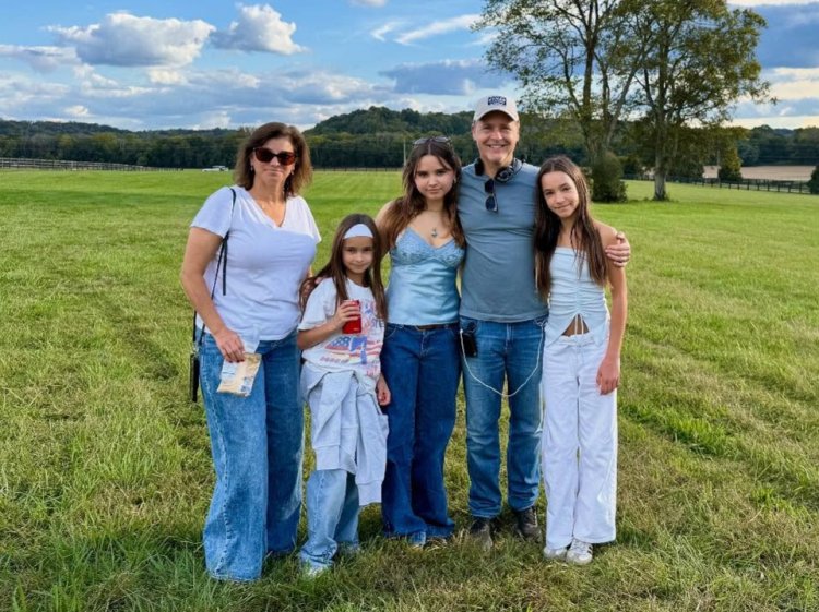 Chad Lowe bersama istri dan ketiga anak mereka. Foto: Dok. Instagram @ichadlowe