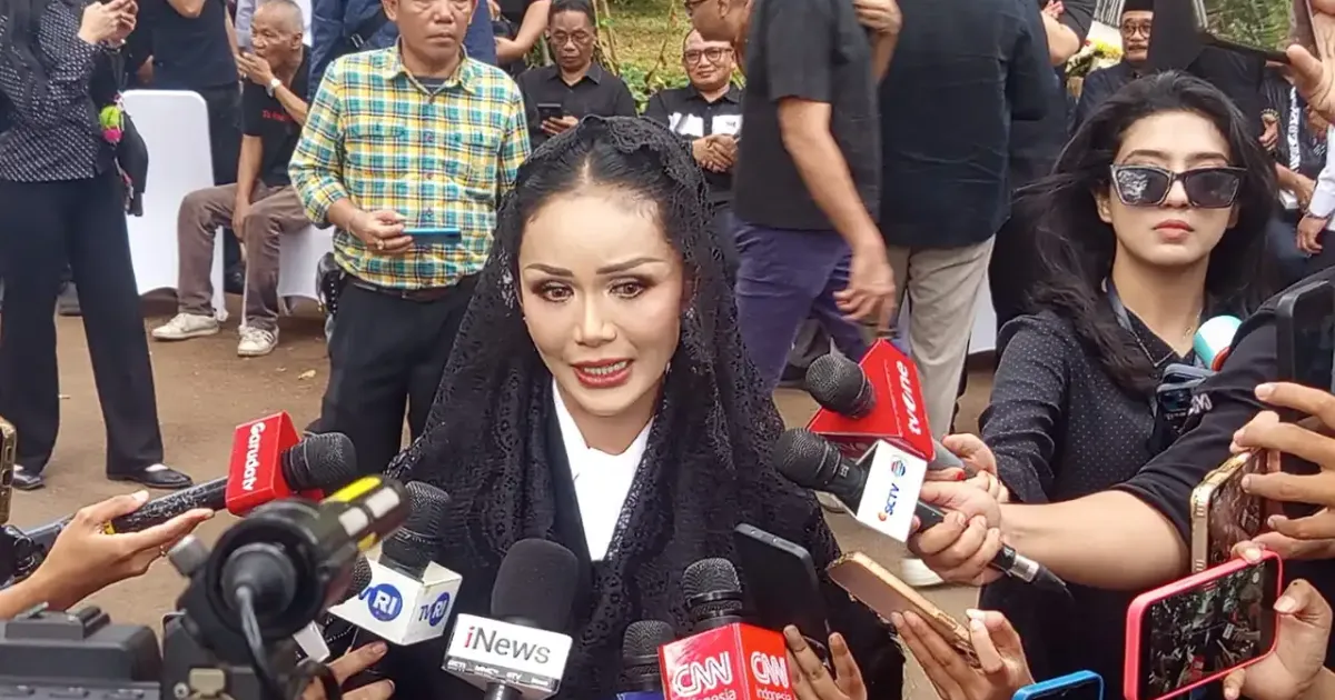 Kris Dayanti saat di rumah duka Guruh Sukarnoputra