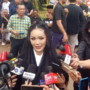 Kris Dayanti saat di rumah duka Guruh Sukarnoputra