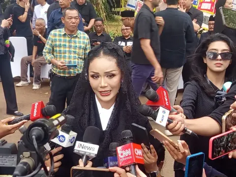 Kris Dayanti saat di rumah duka Guruh Sukarnoputra