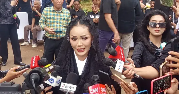 Kris Dayanti saat di rumah duka Guruh Sukarnoputra Kris Dayanti saat di rumah duka Guruh Sukarnoputra