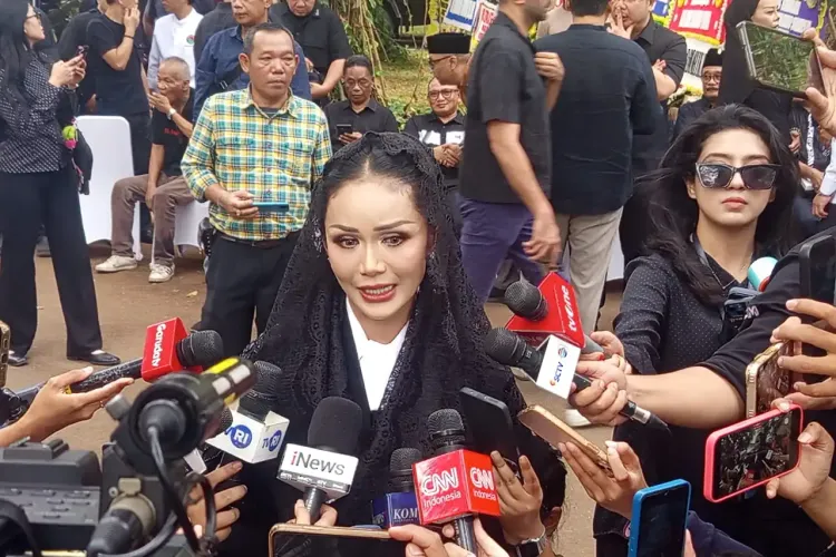 Kris Dayanti saat di rumah duka Guruh Sukarnoputra