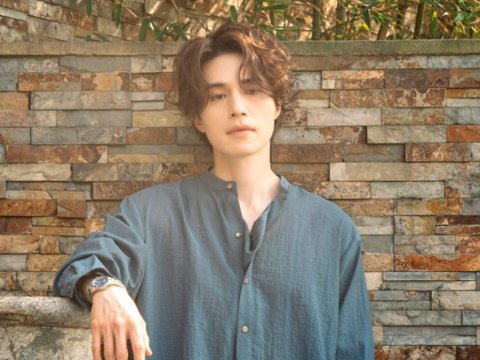 Lee Dong Wook diterpa isu penggemar yang mengaku jadi pacarnya.