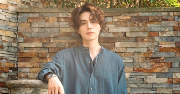 Lee Dong Wook diterpa isu penggemar yang mengaku jadi pacarnya. Lee Dong Wook diterpa isu penggemar yang mengaku jadi pacarnya.
