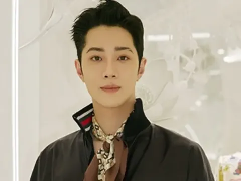 Lai Guanlin dirumorkan sudah menikah (Foto: X/Guess)