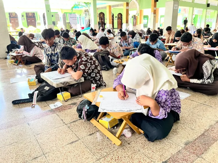 Para peserta menulis aksara Jawa dengan serius. Foto: Dok. Instagram @masjidkemayoransurabaya