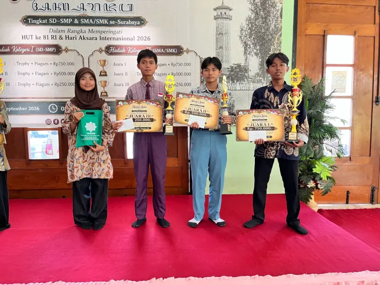 Pemenang Lomba Menulis Aksara Jawa 2026 kategori SMA/SMK. Foto: Dok. Instagram @masjidkemayoransurabaya