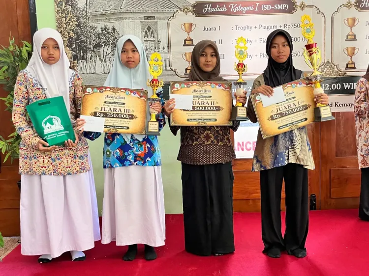 Pemenang Lomba Menulis Aksara Jawa 2026 kategori SD-SMP. Foto: Dok. Instagram @masjidkemayoransurabaya