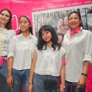 Luna Maya bersama para Cast Desember Jani