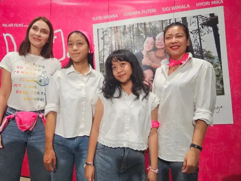 Luna Maya bersama para Cast Desember Jani
