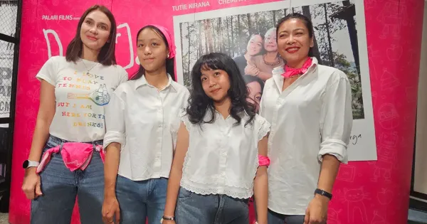Luna Maya bersama para Cast Desember Jani