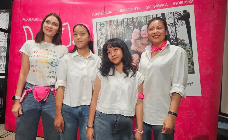 Luna Maya bersama para Cast Desember Jani