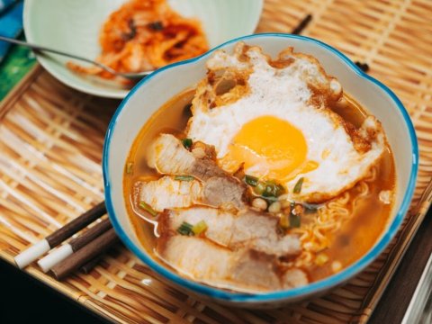 Makanan yang Perlu Dibatasi Saat Makan Mi Instan