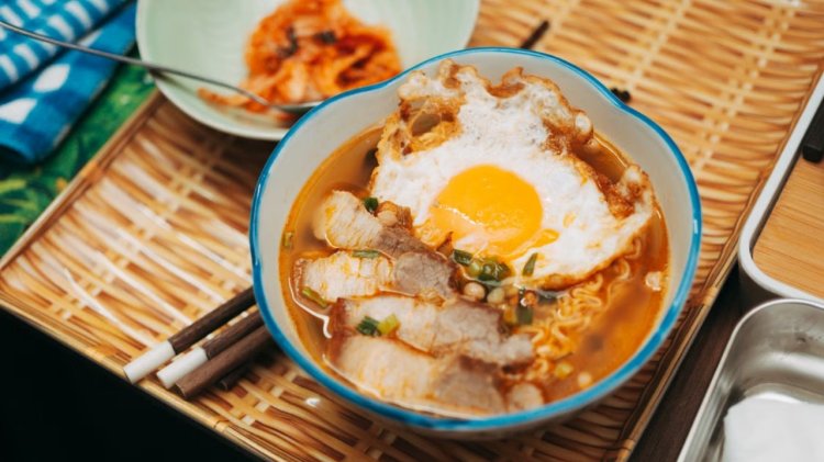 Makanan yang Perlu Dibatasi Saat Makan Mi Instan