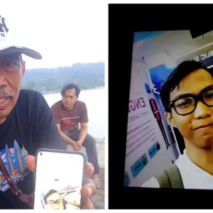 Mansyur Suryana menunjukkan foto anaknya M Bagus Khoirunnas
