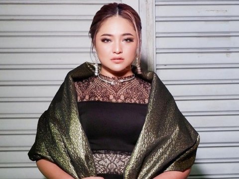 Marshanda berkebun dan bikin pupuk kompos