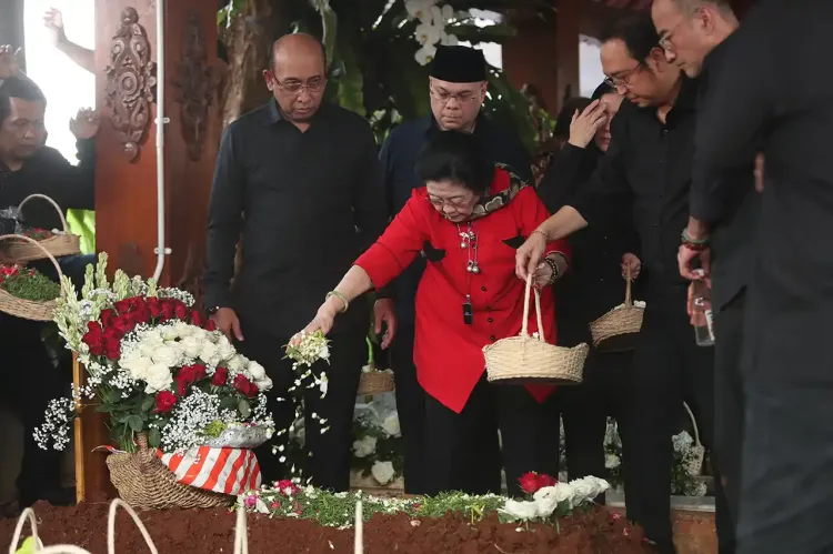 Megawati melakukan tabur bunga di makam Guruh Sukarnoputra