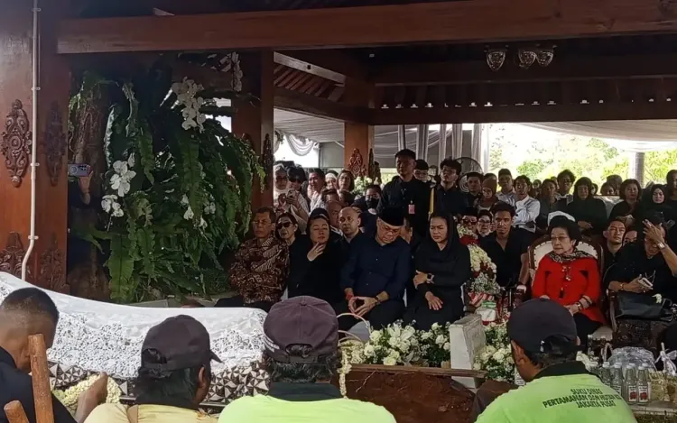 Megawati Soekarnoputri di pemakaman Guruh Sukarnoputra