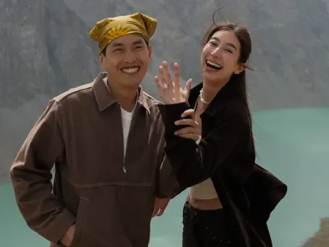 Mint Chalida dan Pupaa Taechanarong Lamaran (2)
