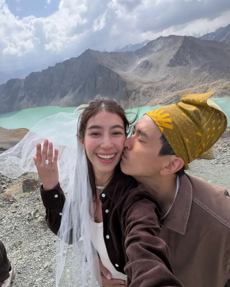 Mint Chalida dan Pupaa Taechanarong Lamaran Mint Chalida dan Pupaa Taechanarong lamaran di atas gunung. Foto: Dok. Instagram @mint_chalida
