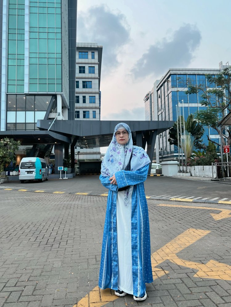 Mita The Virgin dengan balutan seragam gamis (Foto: Instagram/mitathevirgin)