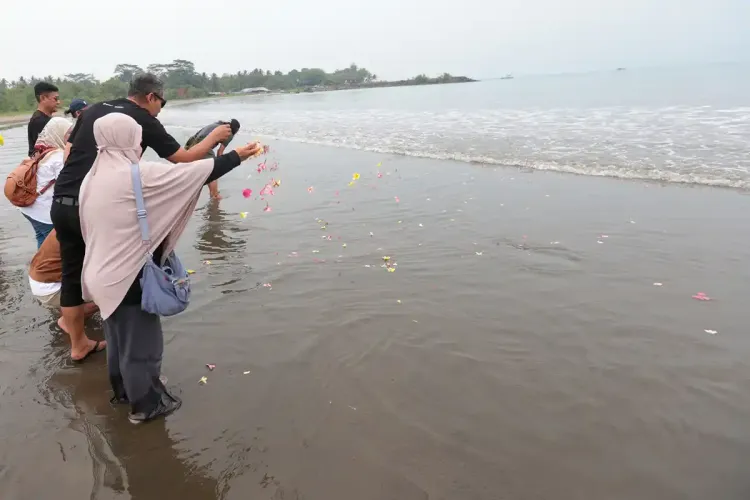 Momen saat tabur bunga di Pantai Pagedongan