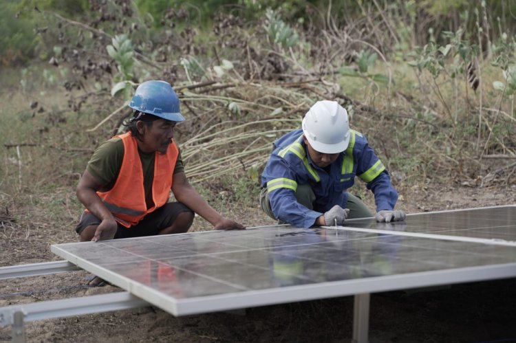 Proses Instalasi Panel Surya. (Foto: Dok. AVIRAMA Foundation)