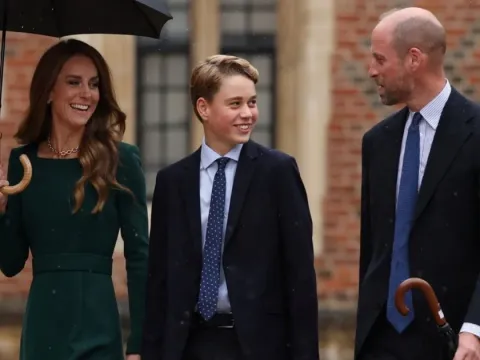 Pangeran george william kate middleton eton 1