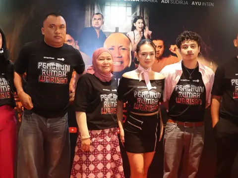 Para pemain dan sutradara serial Penghuni Rumah Warisan