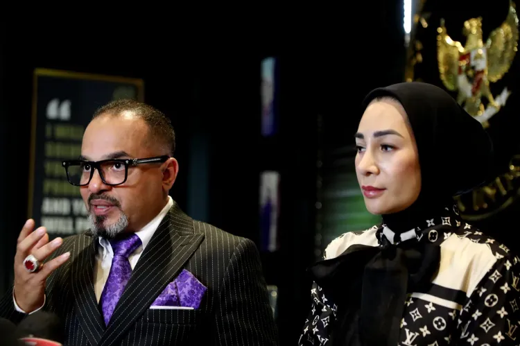 Pengacara Misyal B Achmad bersama Erin
