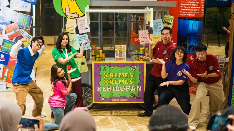 Pertunjukan Komedi Musikal Absurd