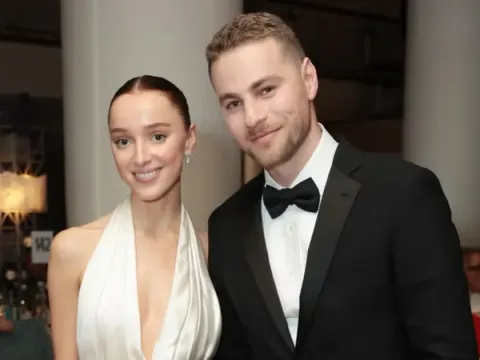 Phoebe Dynevor dan Cameron Fuller