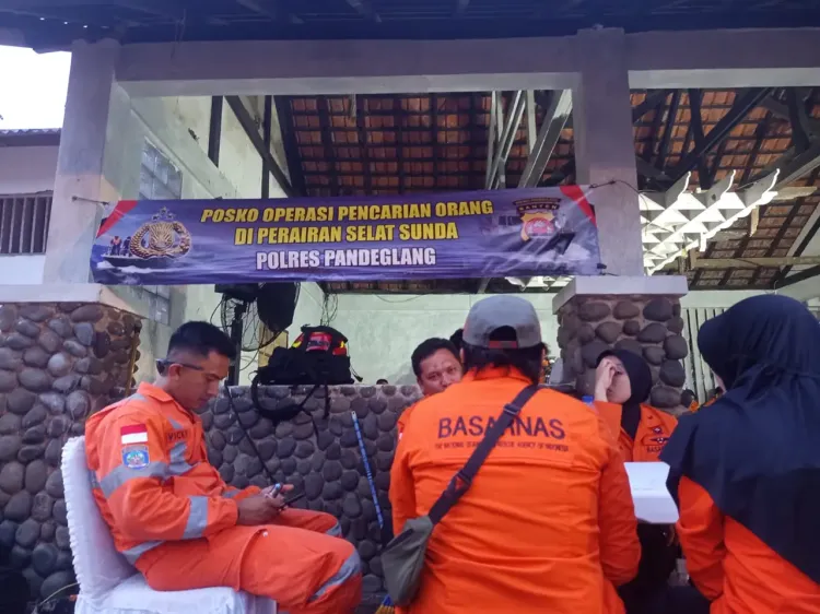 Posko pencarian orang hilang yang didirikan Basarnas di Pandeglang, Banten Posko pencarian orang hilang yang didirikan Basarnas di Pandeglang, Banten