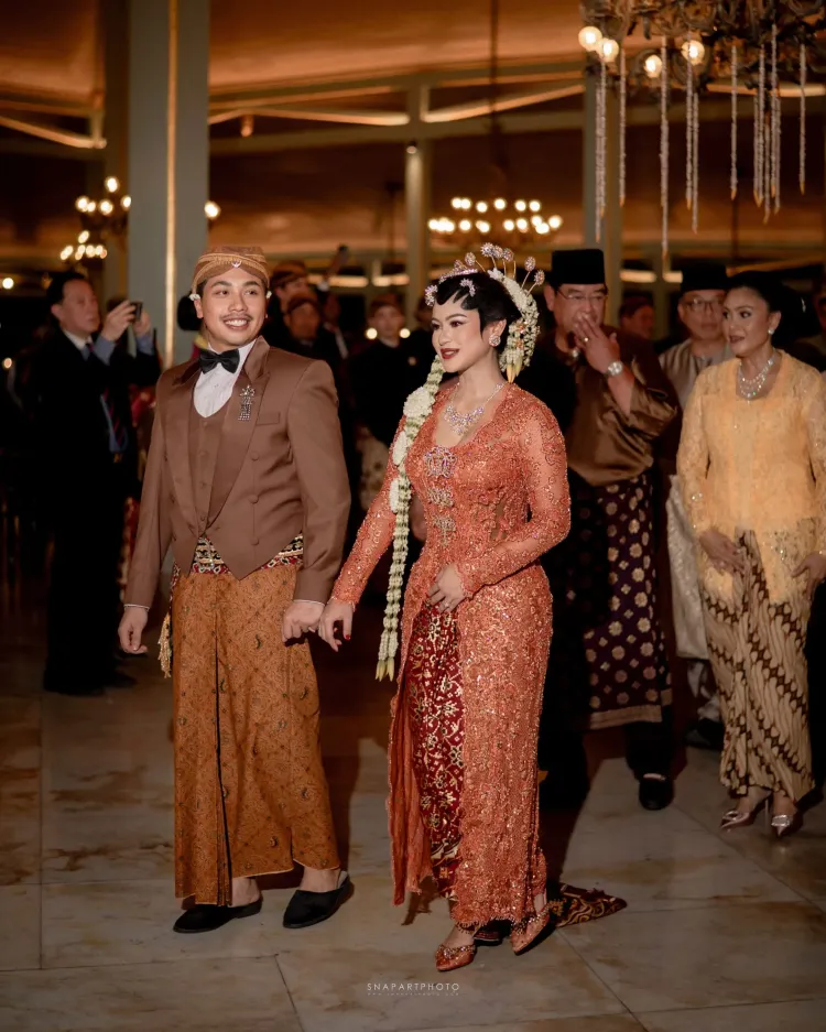 Resepsi Tunku Aishah Johara (2) Muhammad Idris Ismail Yahya mengenakan Langenarjan dari koleksi pribadi. Foto: Dok. Instagram @didietmaulana